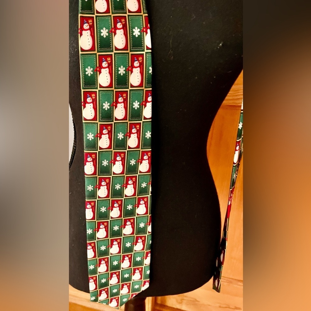 Hallmark Holiday Traditions by MMG Men's Silk Christmas Tie Snow Novelty Necktie